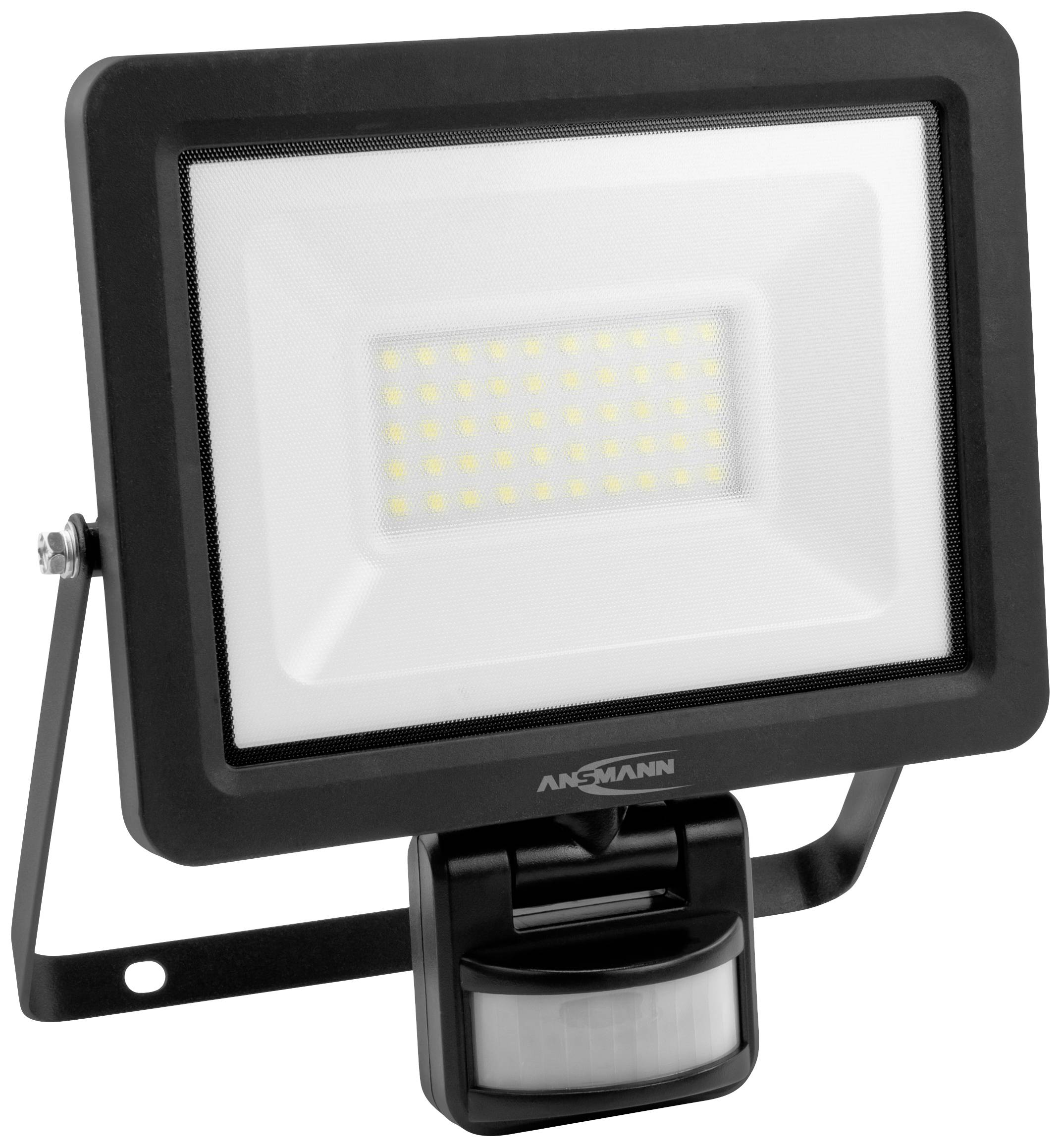 Ein LED-Strahler mit Bewegungsmelder in einem schwarzen Gehäuse, angebracht an einer Halterung. Entworfen für Außenbeleuchtung.