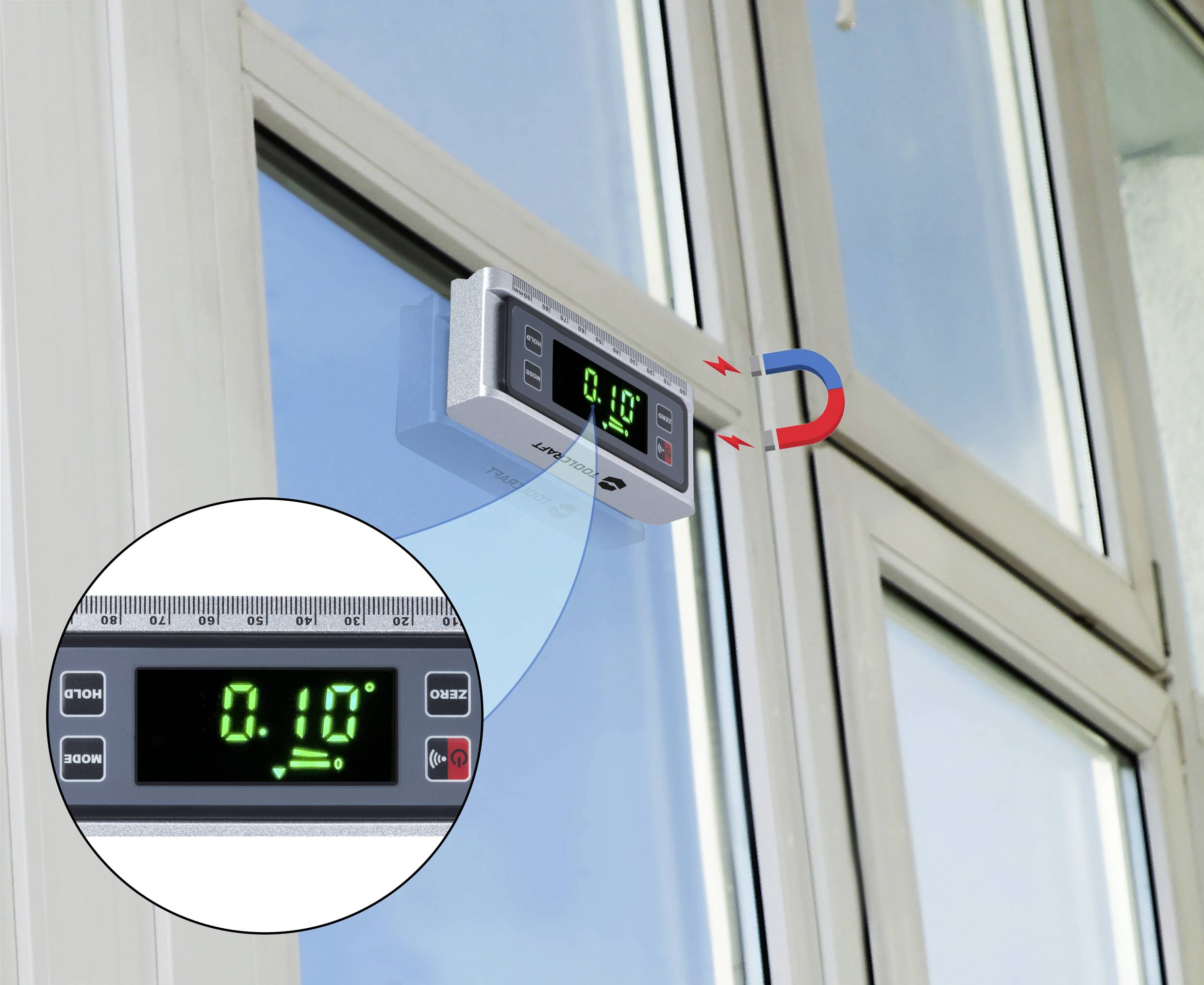 Ein digitaler Winkelmesser zeigt '0,10°' an und ist an einem Fensterrahmen montiert, um die Neigung des Fensters zu messen.