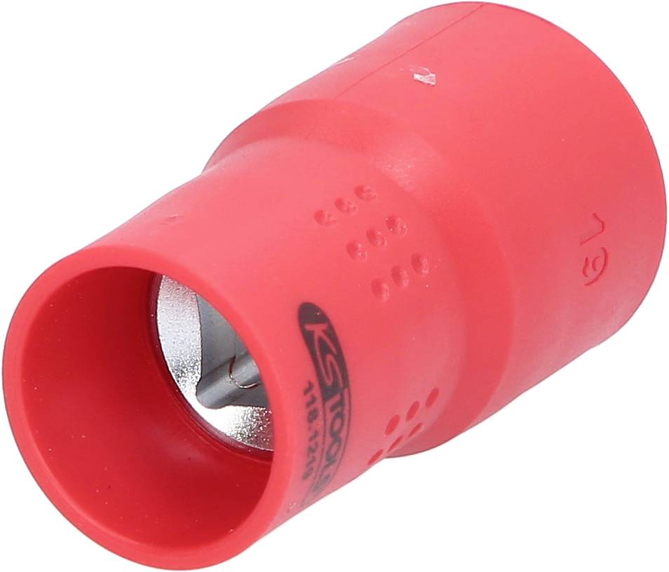 Roter Stiftanspitzer mit schwarzem Aufdruck und Metalleinsatz zum Anspitzen von Bleistiften, seitliche Ansicht.