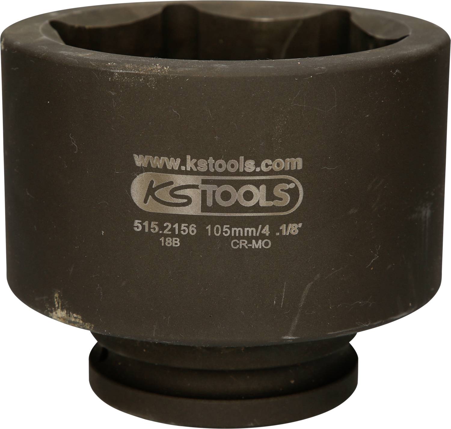 Großer, zylindrischer Steckschlüssel von KS Tools, 105 mm Größe, auf braunem Hintergrund. Text auf der Oberfläche zeigt Produktdetails.