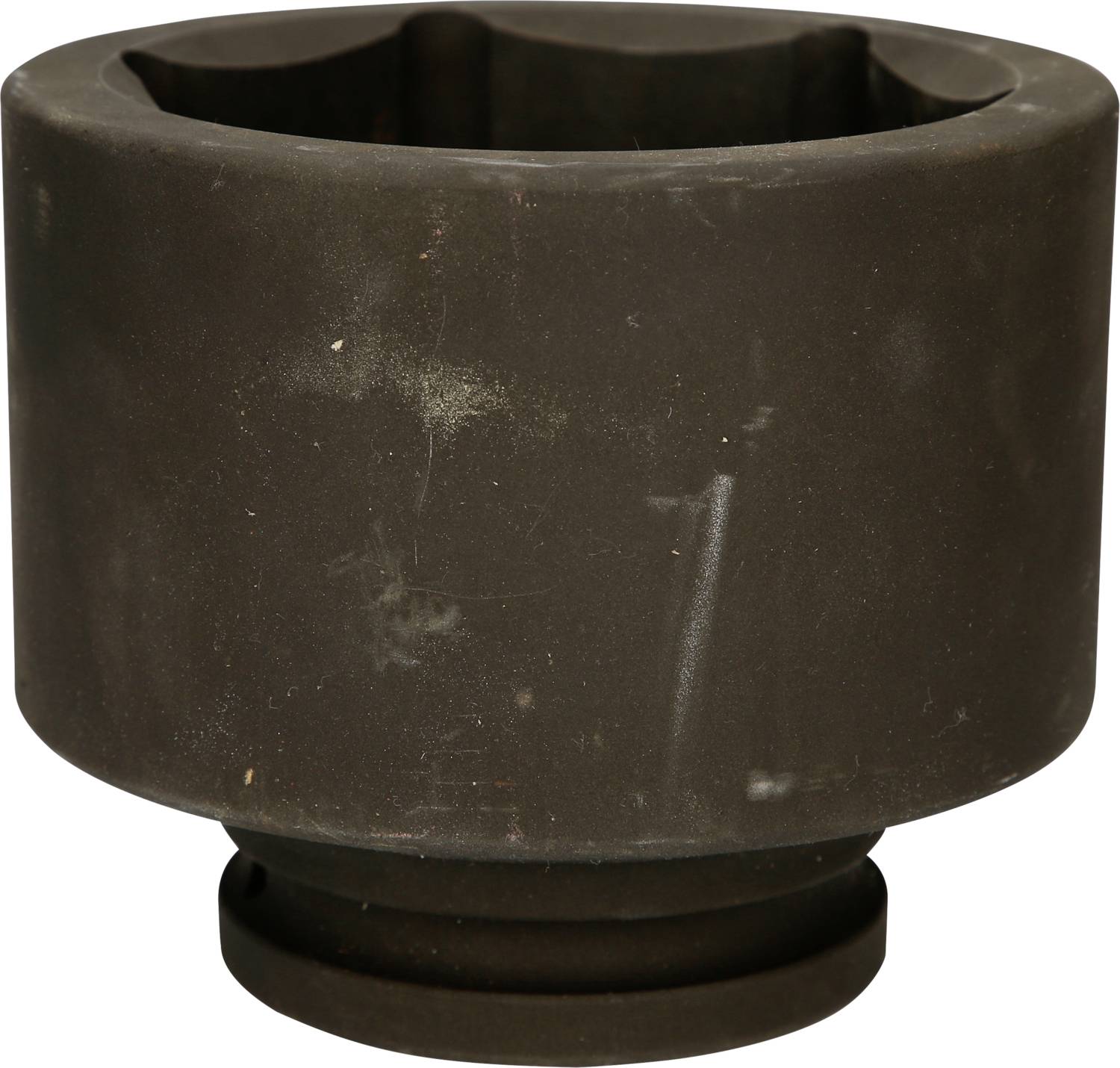 Großer, dunkler Metall-Schraubenkopfaufsatz, zylindrisch geformt, vermutlich für schweres Gerät oder Maschinenbau geeignet.