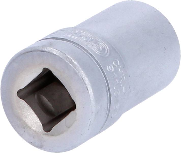 Eine silberne Stecknuss, zylindrisch, für Knarrenschlüssel. Sie hat eine quadratische Öffnung zur Befestigung.