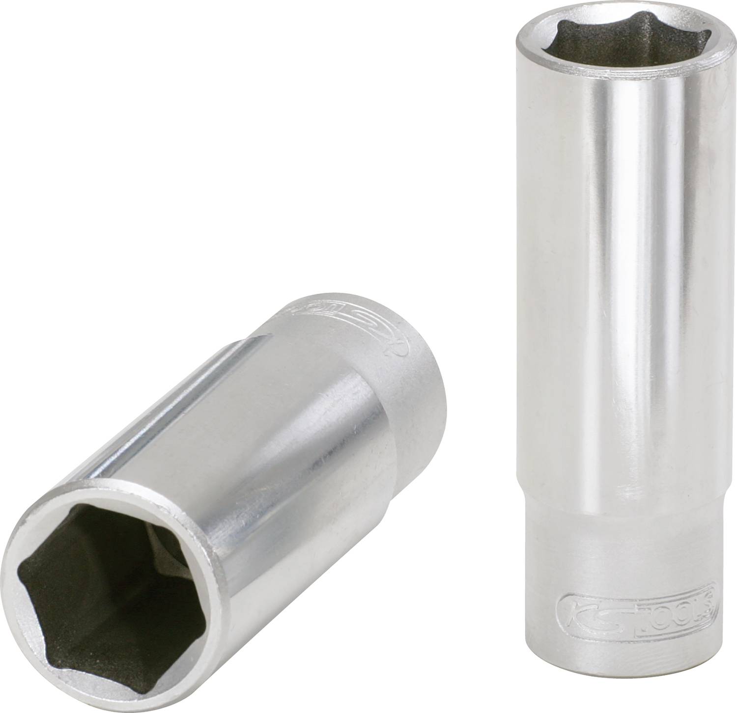 Zwei silberne Sechskant-Steckschlüssel, einer liegend, einer stehend. Beide sind aus Metall und haben eine glänzende Oberfläche.