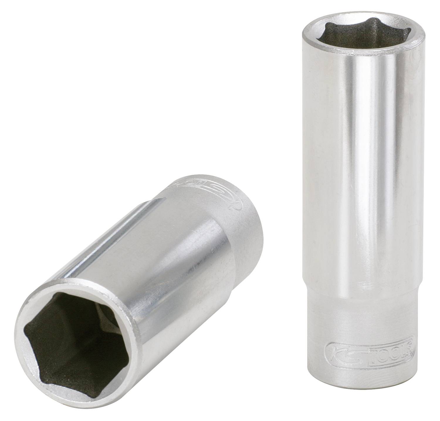 Zwei silberne Steckschlüssel liegen nebeneinander, einer horizontal, einer vertikal. Sie glänzen Metallisch, eingesetzt für Handwerk.