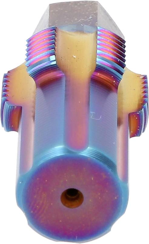 Ein mehrfarbiger, metallischer Bohrer mit gewelltem Design und glänzender Oberfläche, geeignet für industrielle Anwendungen.