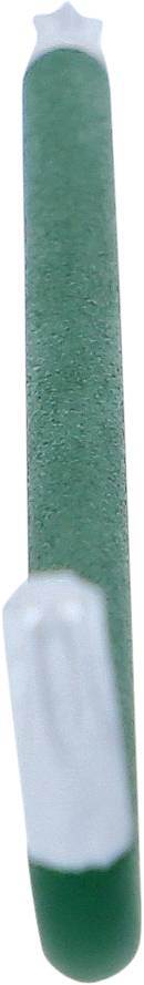 Grüne, längliche Kerze mit weißer Spitze, stehend in einer Halterung.