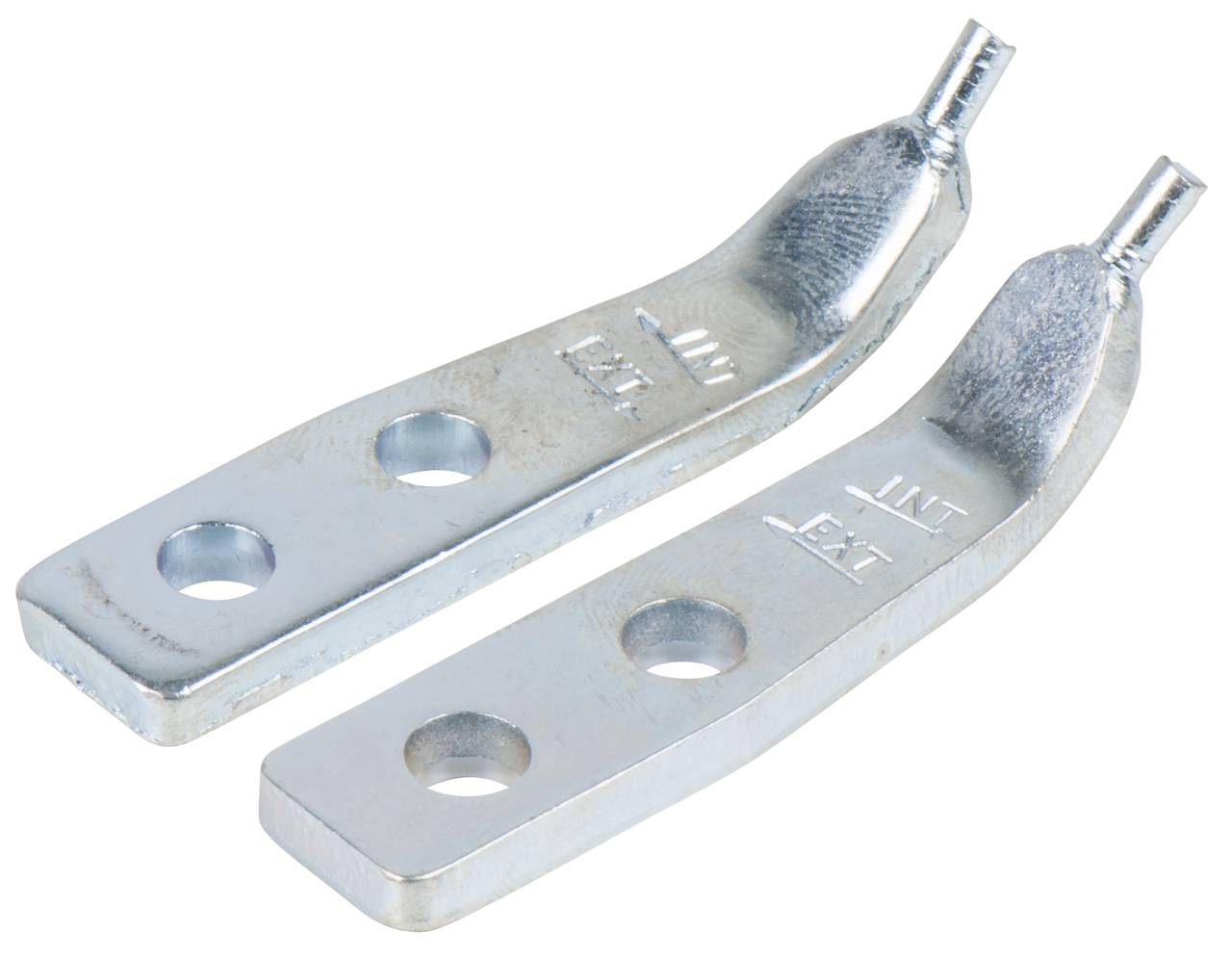Zwei silberne Metall-Laschen mit jeweils zwei Löchern und leicht gebogenem Design. Sie sind nebeneinander auf einer weißen Fläche platziert.