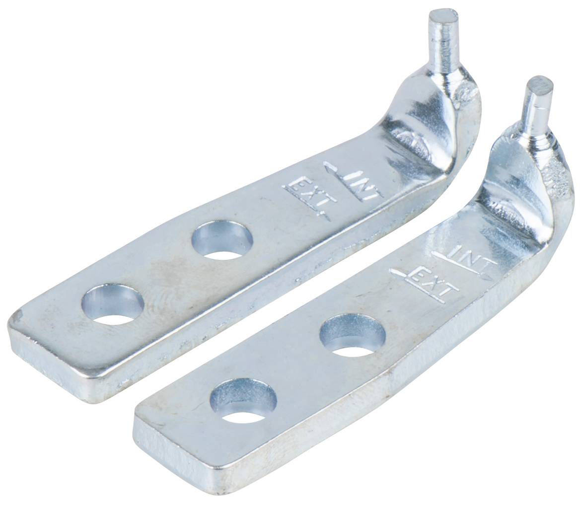 Zwei gebogene Metallstücke mit je zwei Befestigungslöchern und einem kleinen Stift am Ende, vermutlich Halterungen oder Verbindungsstücke.