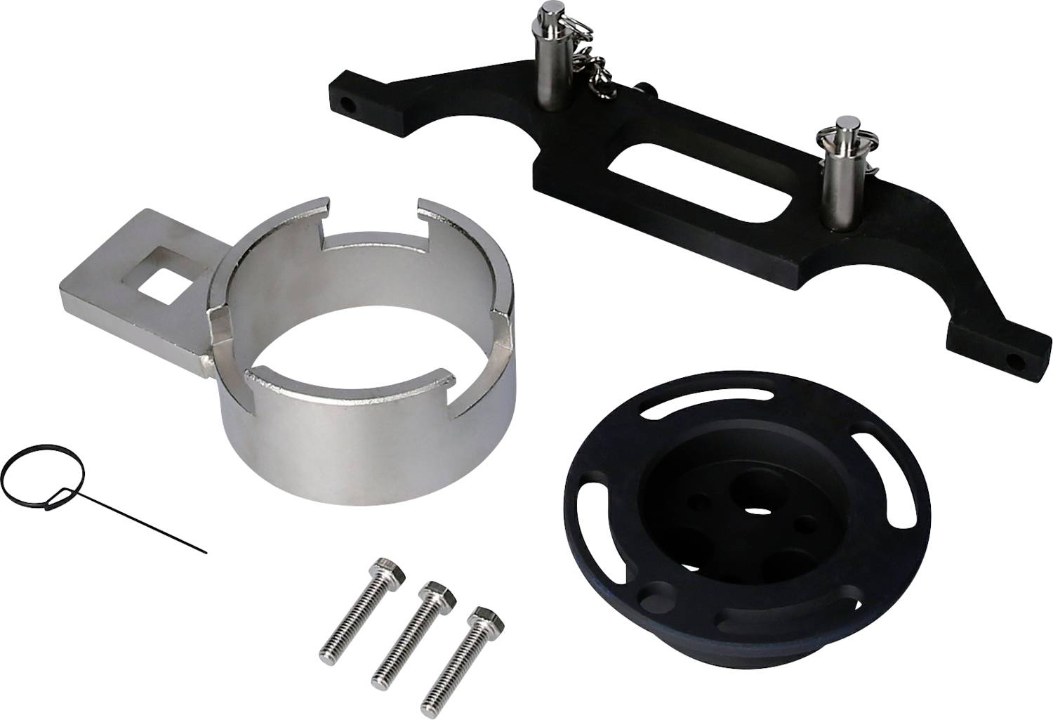 Metallteile eines Maschinenbausets, bestehend aus einem ringförmigen Teil, einer flachen Metallplatte mit Aussparungen und Schrauben.