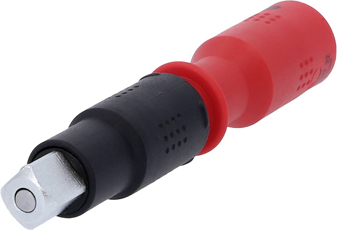 Ein roter und schwarzer Steckeradapter mit Metallanschlussende, geeignet für elektrische Verbindungen.