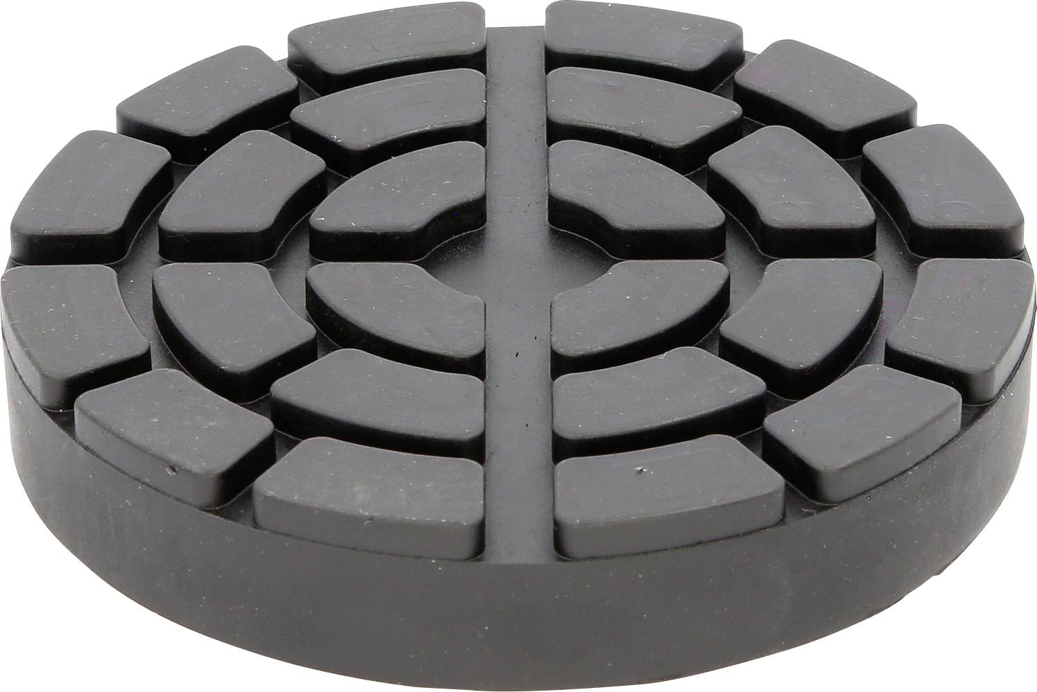 Schwarzes, rundes Objekt mit mehreren quadratischen und rechteckigen Erhebungen. Möglicherweise ein Polierpad oder Anti-Rutsch-Matte.