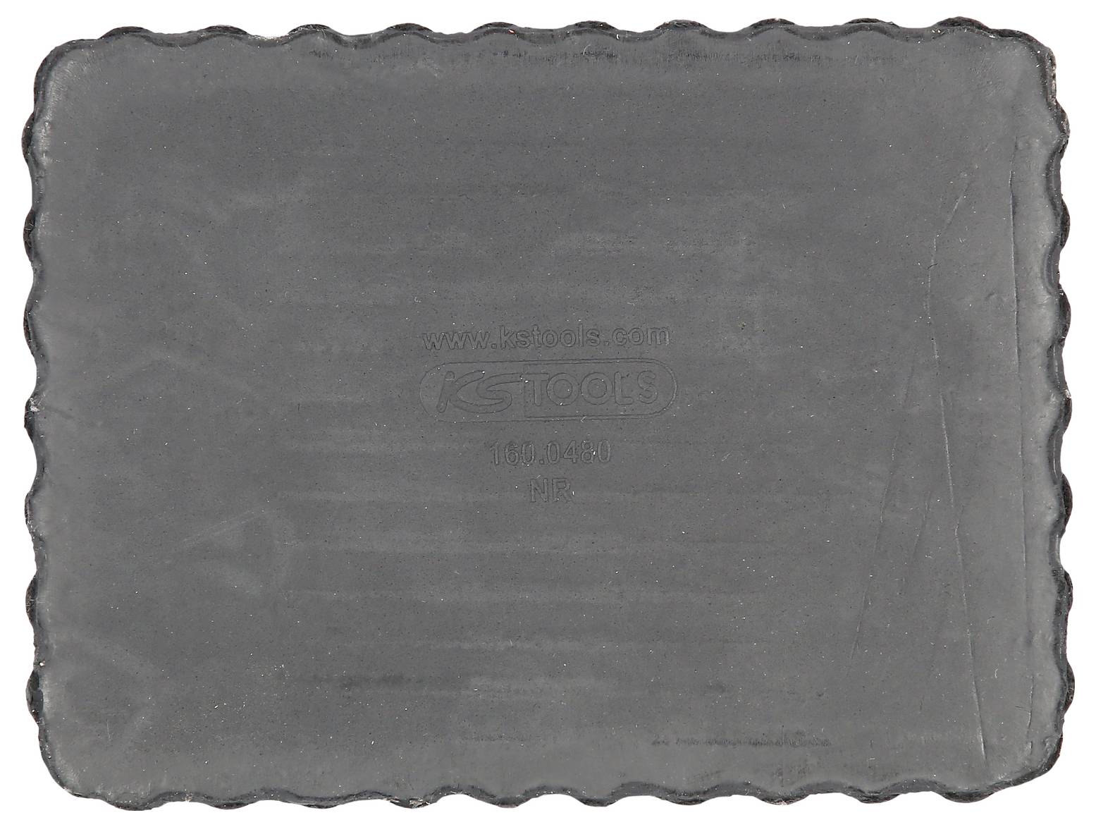 Rechteckiger, grauer Schleifstein mit gewelltem Rand. Die Oberfläche ist glatt, möglicherweise zur Bearbeitung von Werkzeugen geeignet.