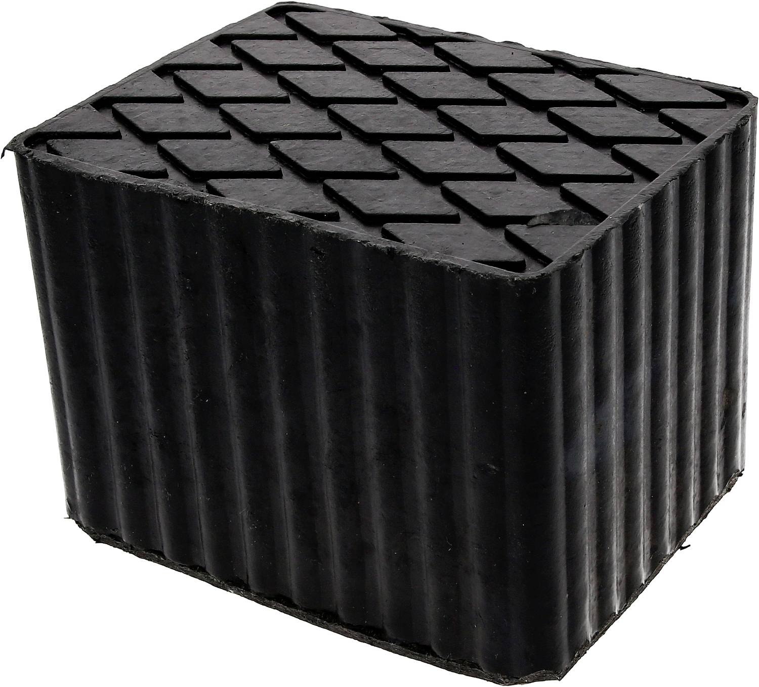 Ein schwarzer Gummiblock mit geriffelter Oberfläche und strukturierter Oberseite steht auf einem weißen Hintergrund.