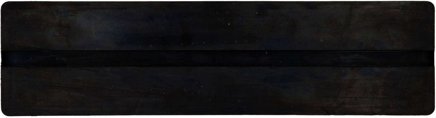 Ein langer, schwarzer, rechteckiger Streifen auf weißem Hintergrund.