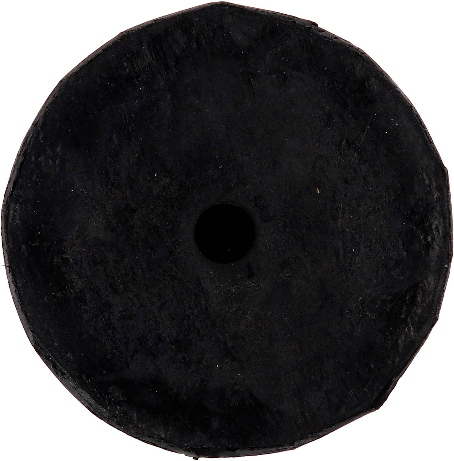 Schwarzer, runder Hockey-Puck mit einem kleinen Loch in der Mitte auf weißem Hintergrund.