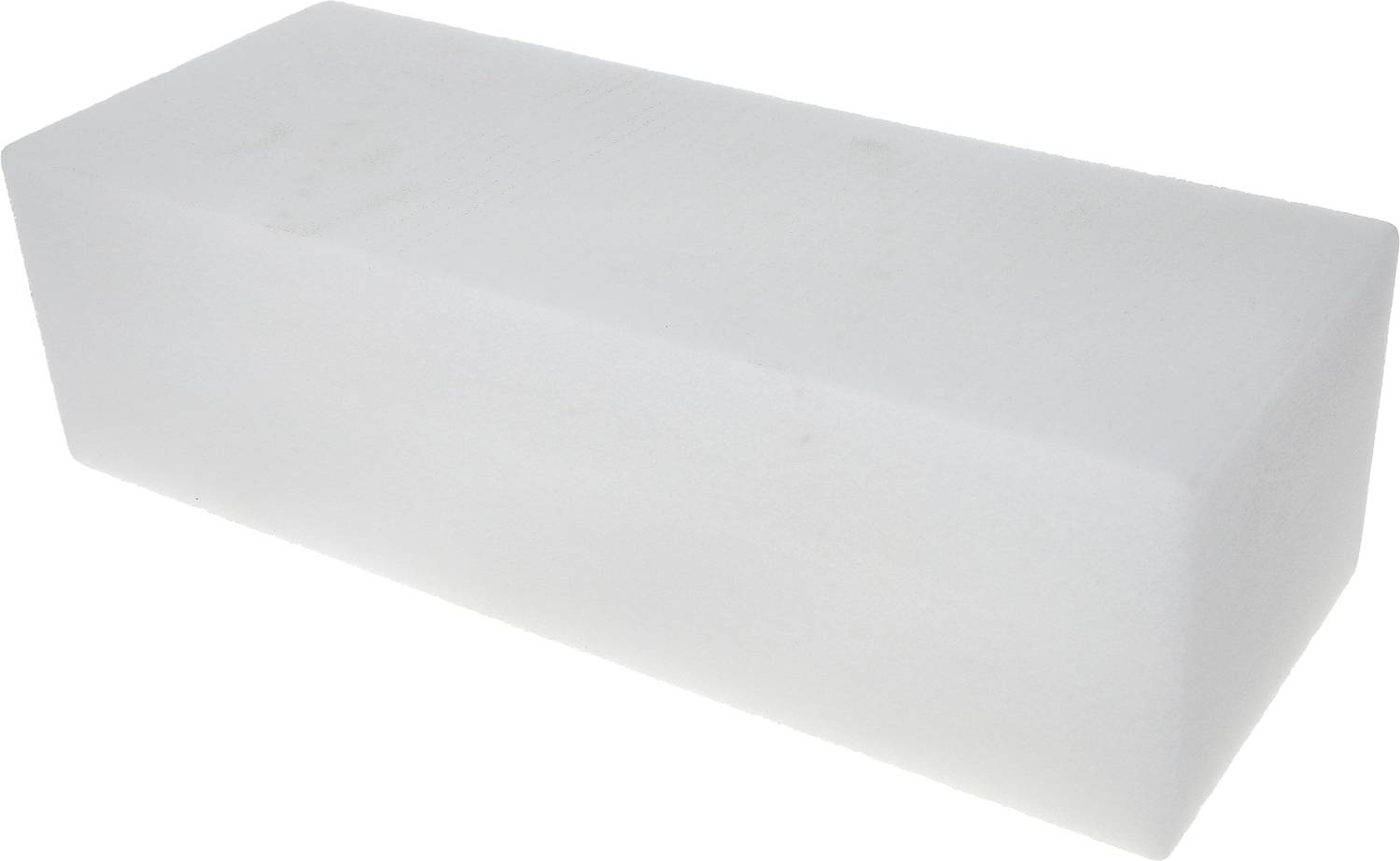 Ein rechteckiger Block aus weißem Schaumstoff wird gezeigt. Er hat eine glatte Oberfläche und sieht leicht und weich aus.