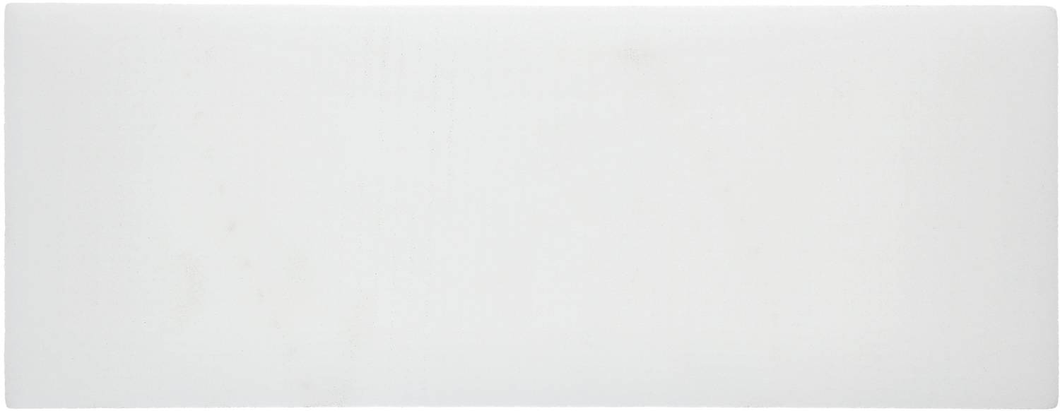 Ein rechteckiges, weißes Objekt ohne erkennbare Merkmale oder Texturen, möglicherweise eine leere Tafel oder Leinwand.