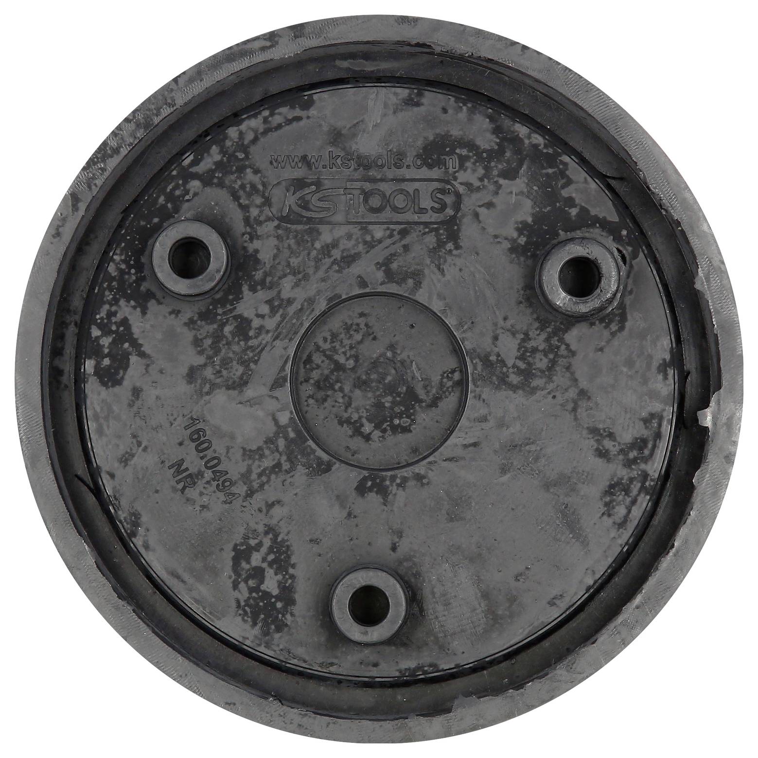 Runder, grauer Metalldeckel mit drei Schraubenlöchern. In der Mitte befindet sich eine größere Aussparung. Oberhalb ist der Schriftzug 'KS Tools' sichtbar.
