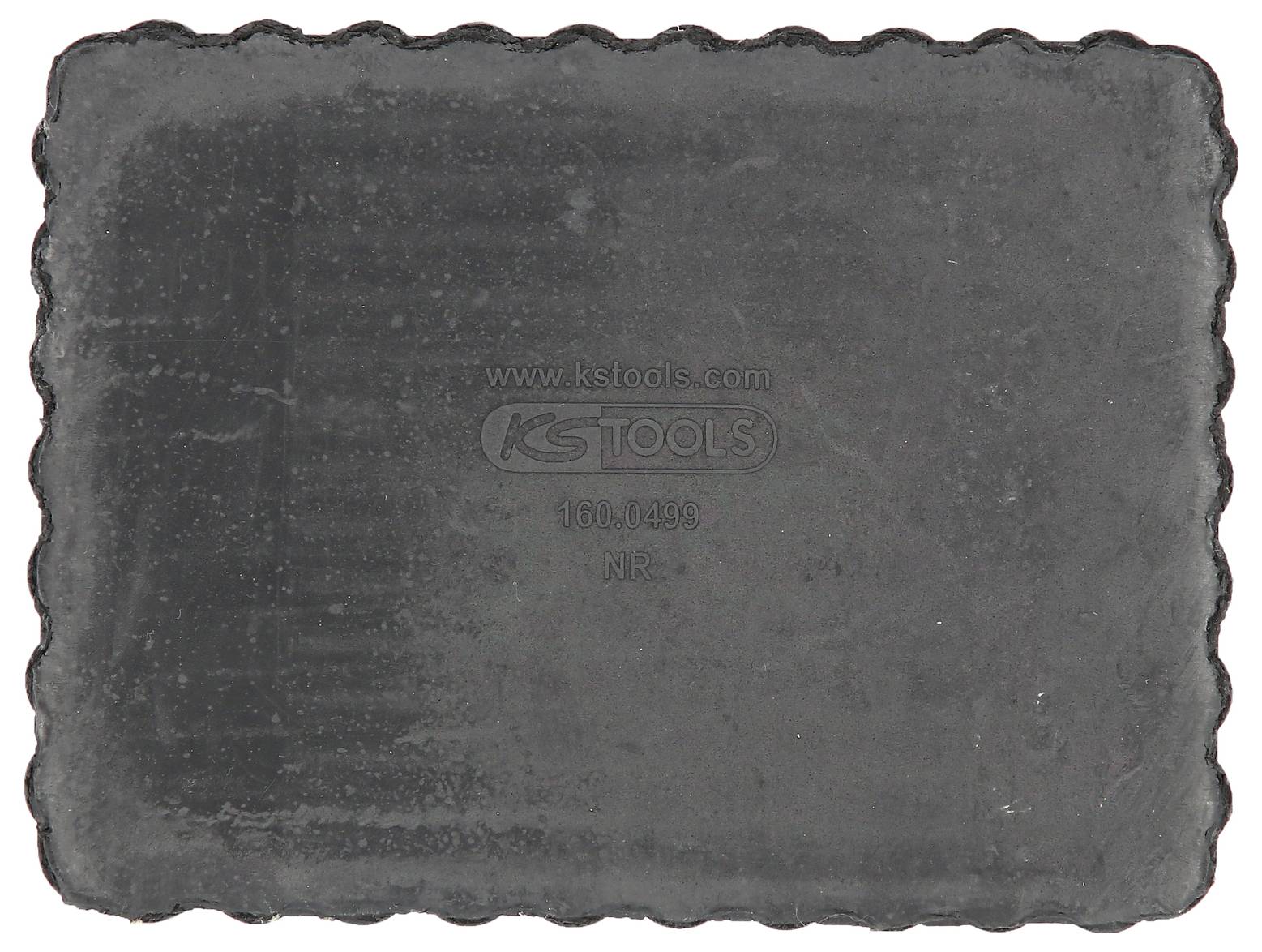 Rechteckiges schwarzes Gummipflaster mit gewelltem Rand, vermutlich zur Reparatur von Reifen oder Schläuchen.