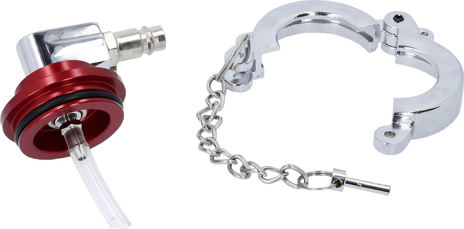 Ein rotes Druckventil neben einem geöffneten Handschellenpaar, verbunden durch eine kurze Metallkette.