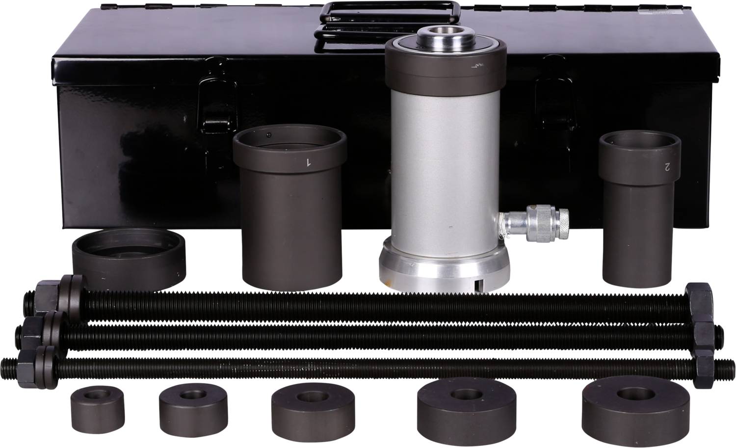 Werkzeugset mit einem Hydraulikzylinder, umgeben von verschiedenen Aufsätzen und Muttern, vor einem schwarzen Metallkoffer.