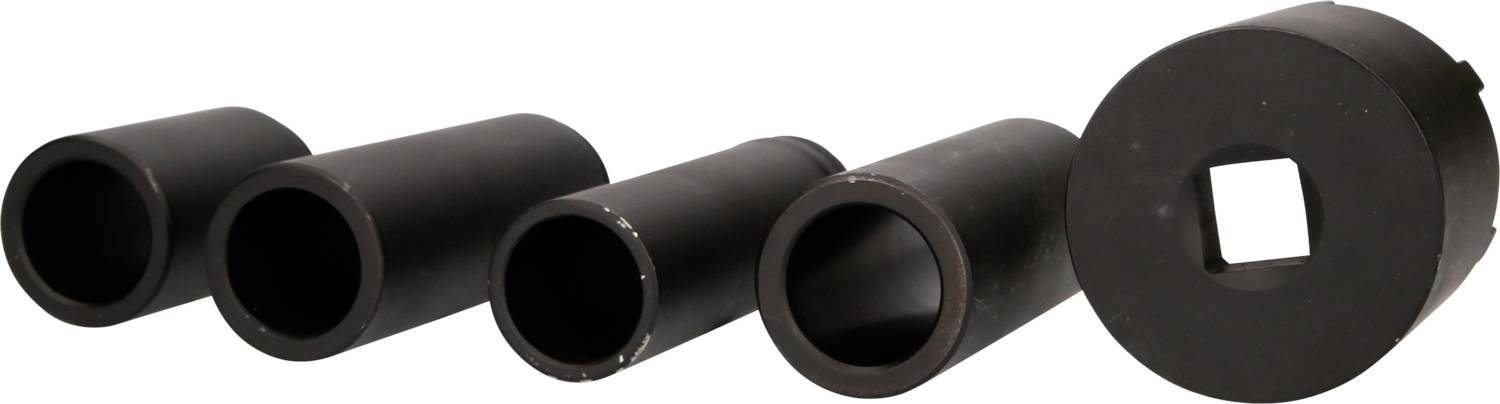 Schwarze Zylinder und ein quadratischer Adapter, nebeneinander aufgestellt.