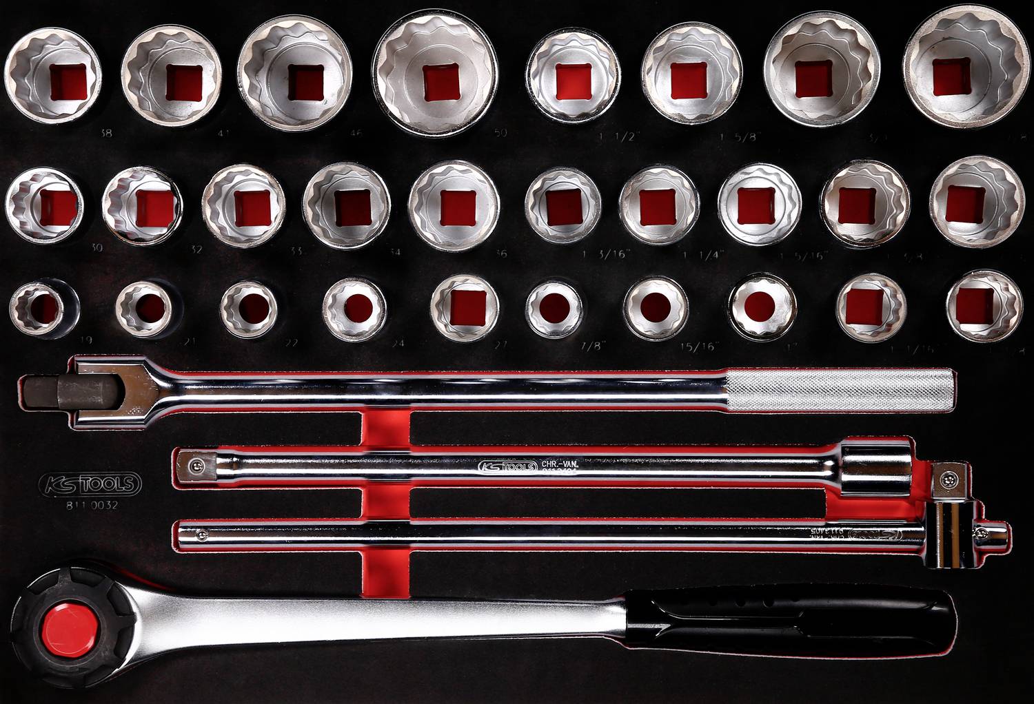 Ein Set von abgestuften Steckschlüsseln und Zubehör auf schwarzem Hintergrund. Enthält Ratsche, Verlängerungsstangen und Stecknüsse.