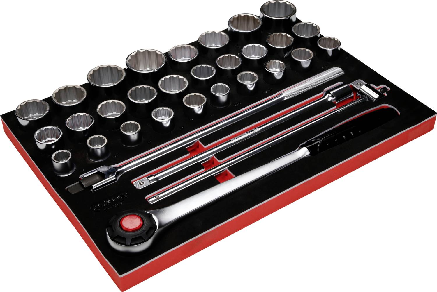 Satz mit Steckschlüsseln in verschiedenen Größen auf schwarzem Tablett mit rotem Rand. Werkzeug für mechanische Reparaturen.