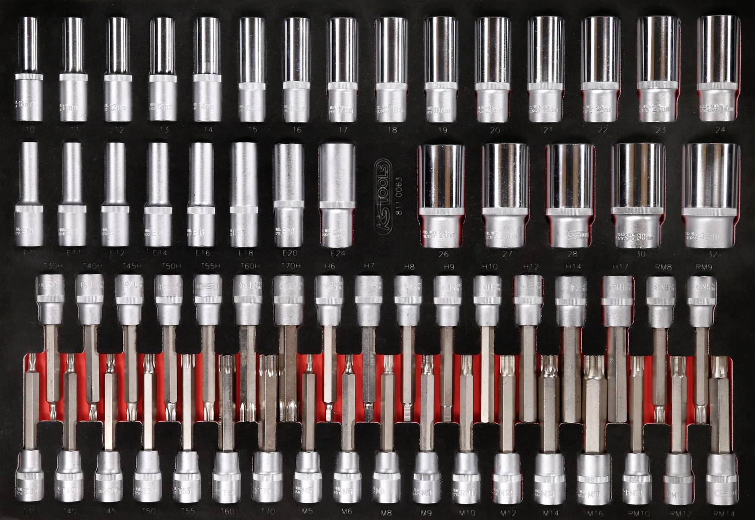 Ein Sortiment verschiedener Stecknüsse und Bits, ordentlich in einem Werkzeugkasten angeordnet. Sets in unterschiedlichen Größen.