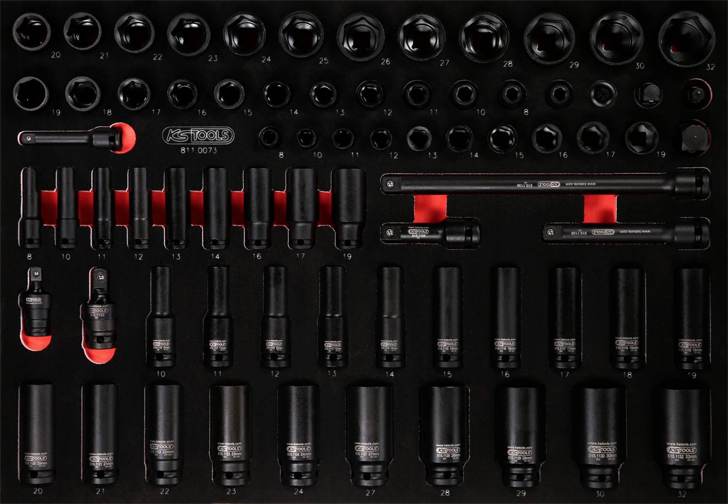 Ein Satz hochwertiger Steckschlüssel und Verlängerungen in einem schwarzen Etui, organisiert in aufsteigender Größenordnung.