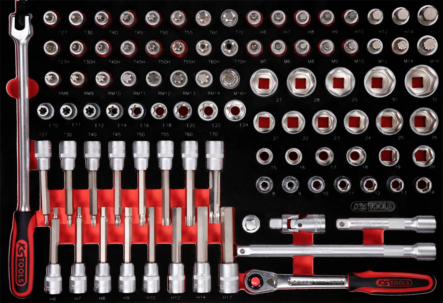 Satz mechanischer Werkzeugaufsätze und Ratschen in einem Koffer, verschiedene Größen geordnet.