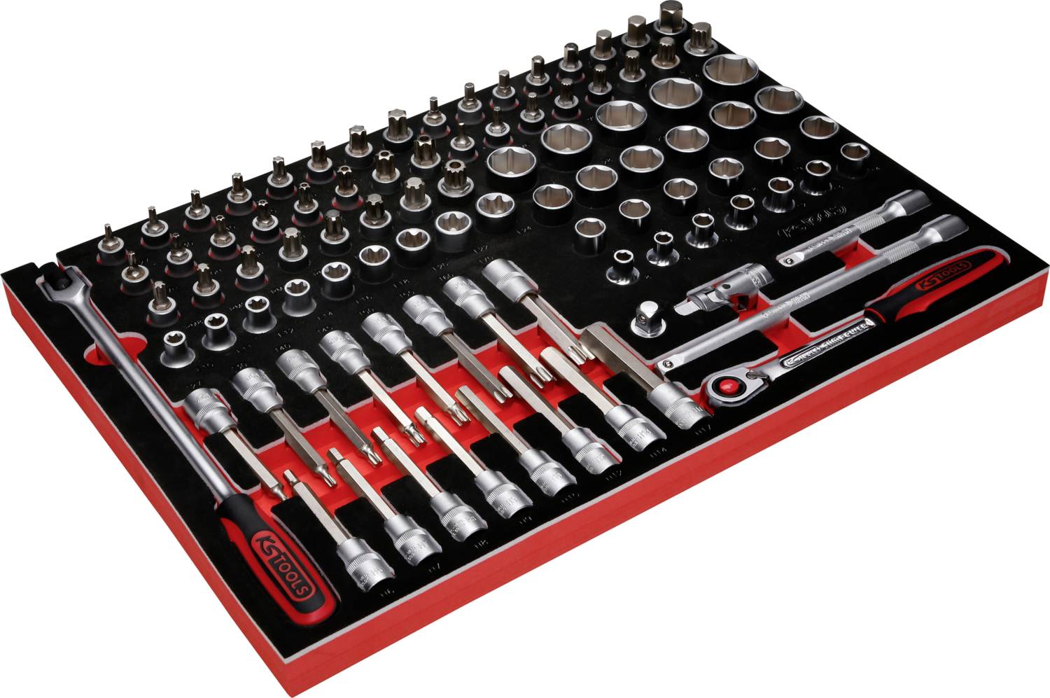 Ein geordneter Satz Steckschlüssel und Zubehör auf einer roten Schaumstoffunterlage für optimale Werkstattorganisation.