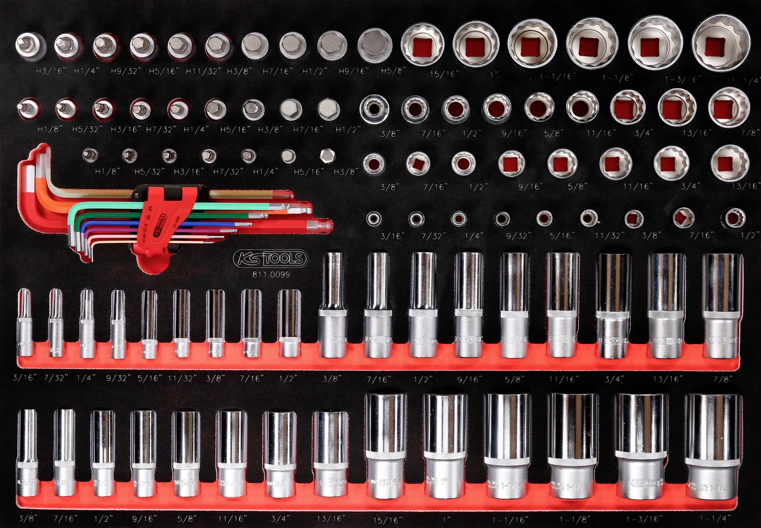 Satz von Steckschlüsseln und Innensechskantschlüsseln in verschiedenen Größen auf einer schwarzen Halterung mit roten Trägern