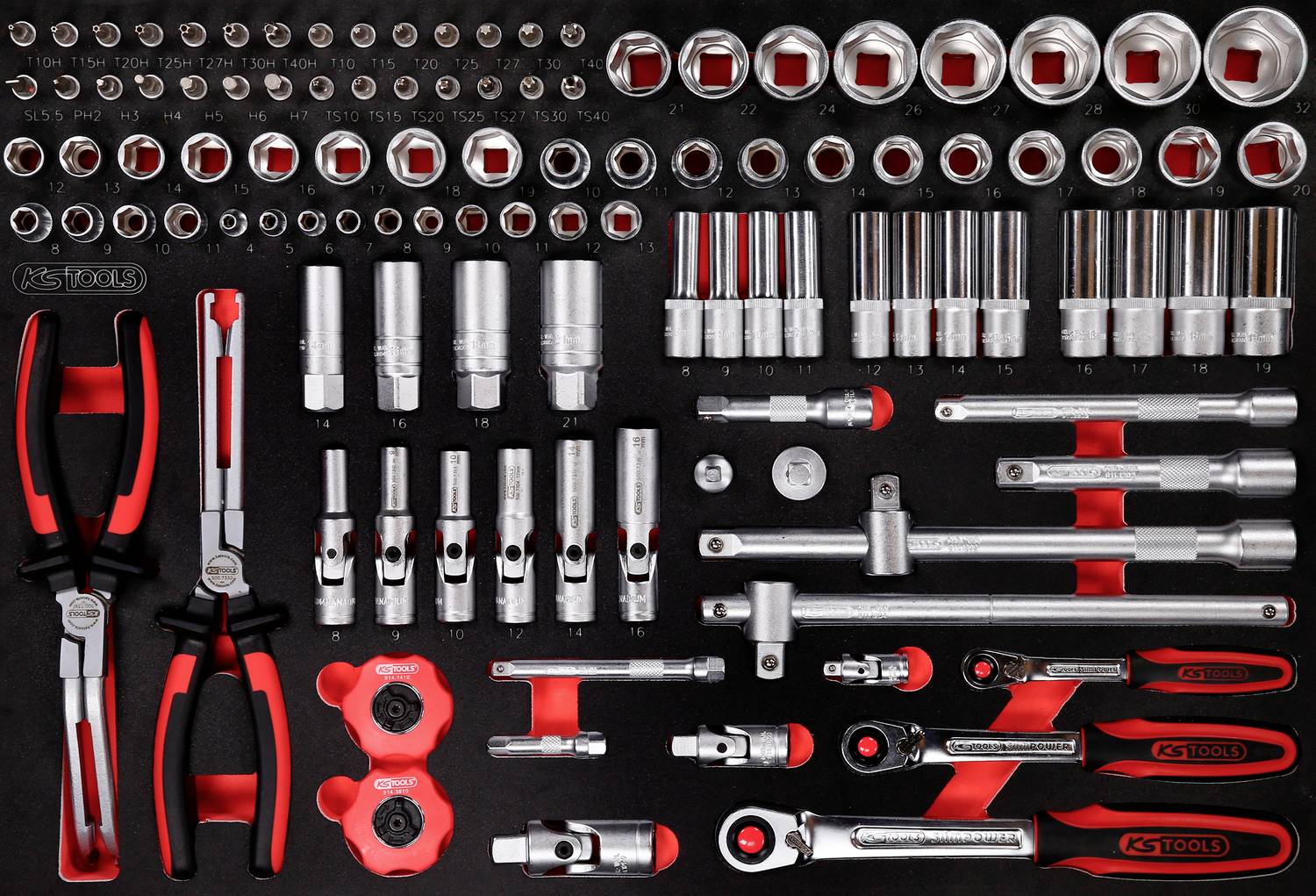 Satz von Handwerkzeugen in einem Koffer, einschließlich Steckschlüsseleinsätze, Schraubenschlüssel, Zangen und Verlängerungen.