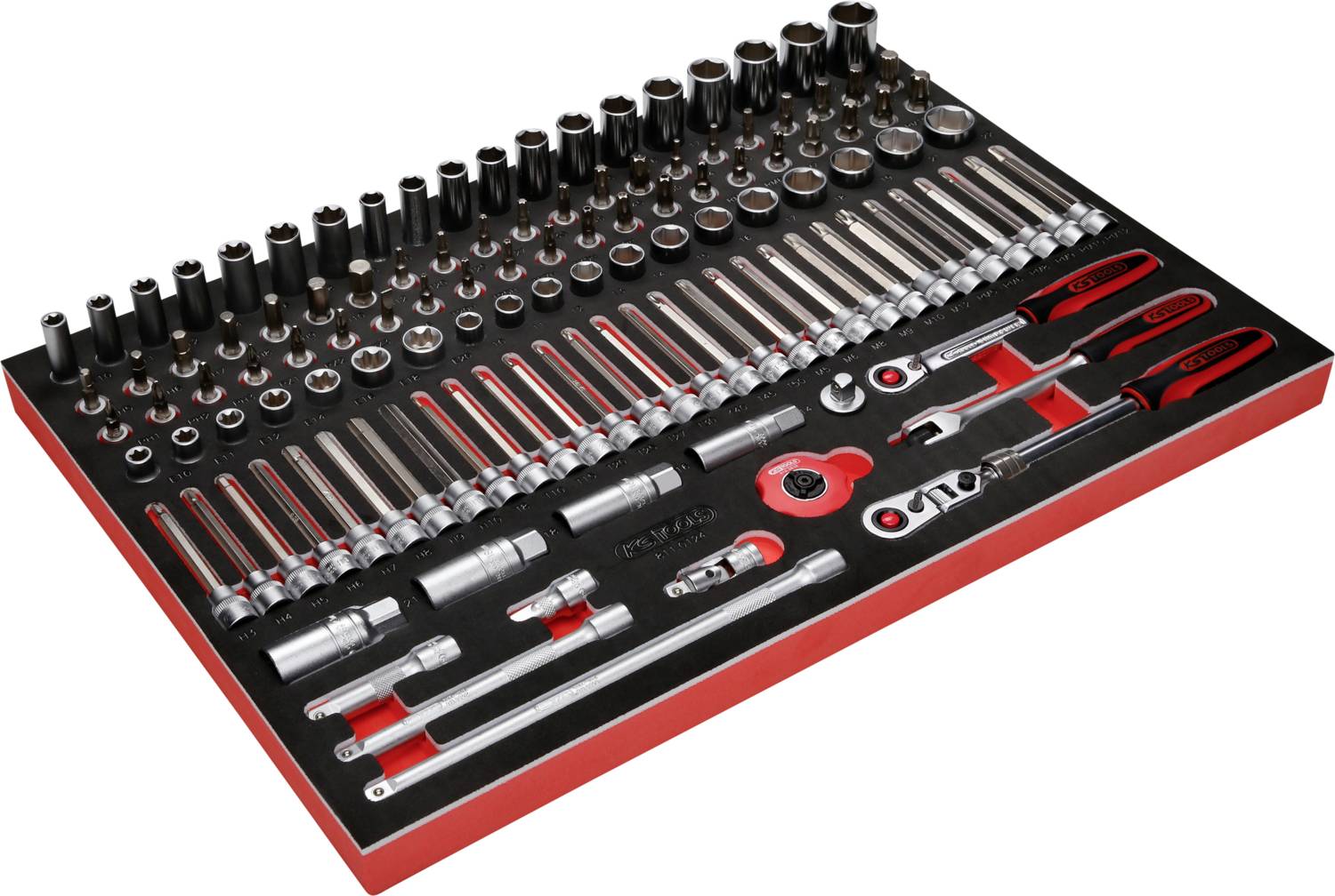 Ein Set mit Steckschlüsseln, Ratschen und Verlängerungen in verschiedenen Größen, ordentlich in Schaumstoffeinlage angeordnet.