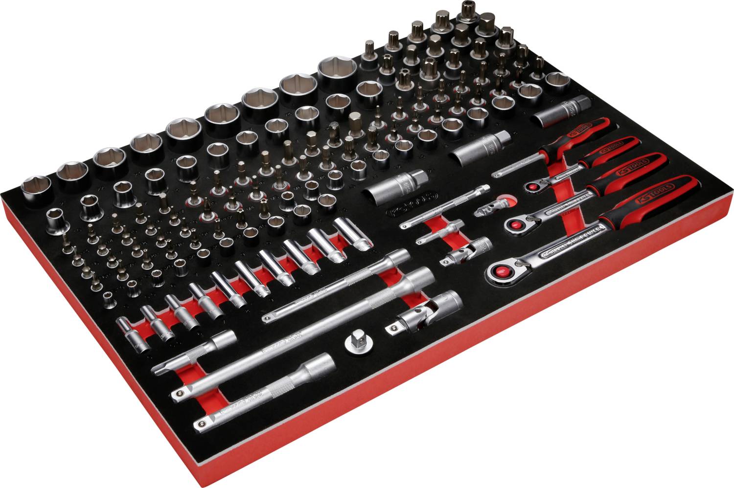 Steckschlüsselsatz mit unterschiedlichen Nüssen, Ratschen und Verlängerungen, übersichtlich auf schwarzem Untergrund angeordnet.