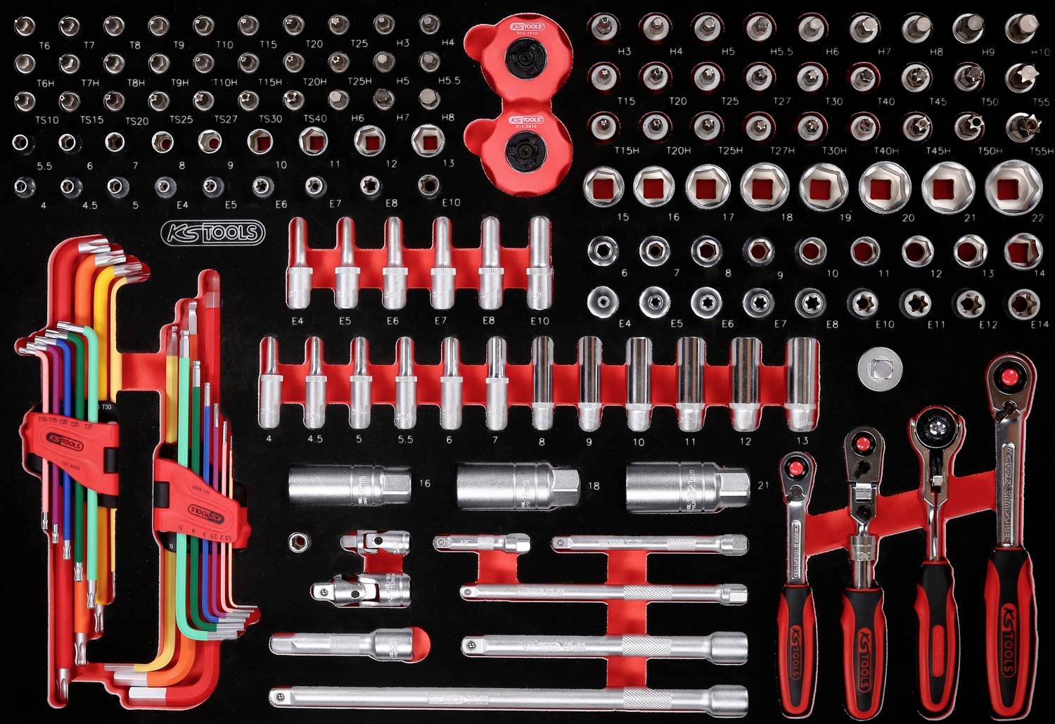 Ein Werkzeugsatz mit verschiedenen Schraubenschlüsseln, Stecknüssen und Bits, ordentlich angeordnet auf einem schwarzen Hintergrund.
