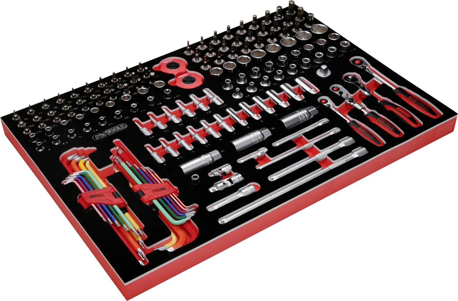 Ein Set von Handwerkzeugen, einschließlich Steckschlüssel, Schraubendreher und farbige Innensechskantschlüssel, ordentlich angeordnet.