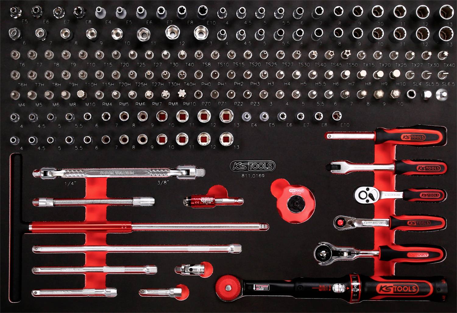 Werkzeugkoffer mit diversen Steckschlüsseln, Verlängerungen, Ratschen; rot-schwarzes Design; markiert mit 'KS Tools'.
