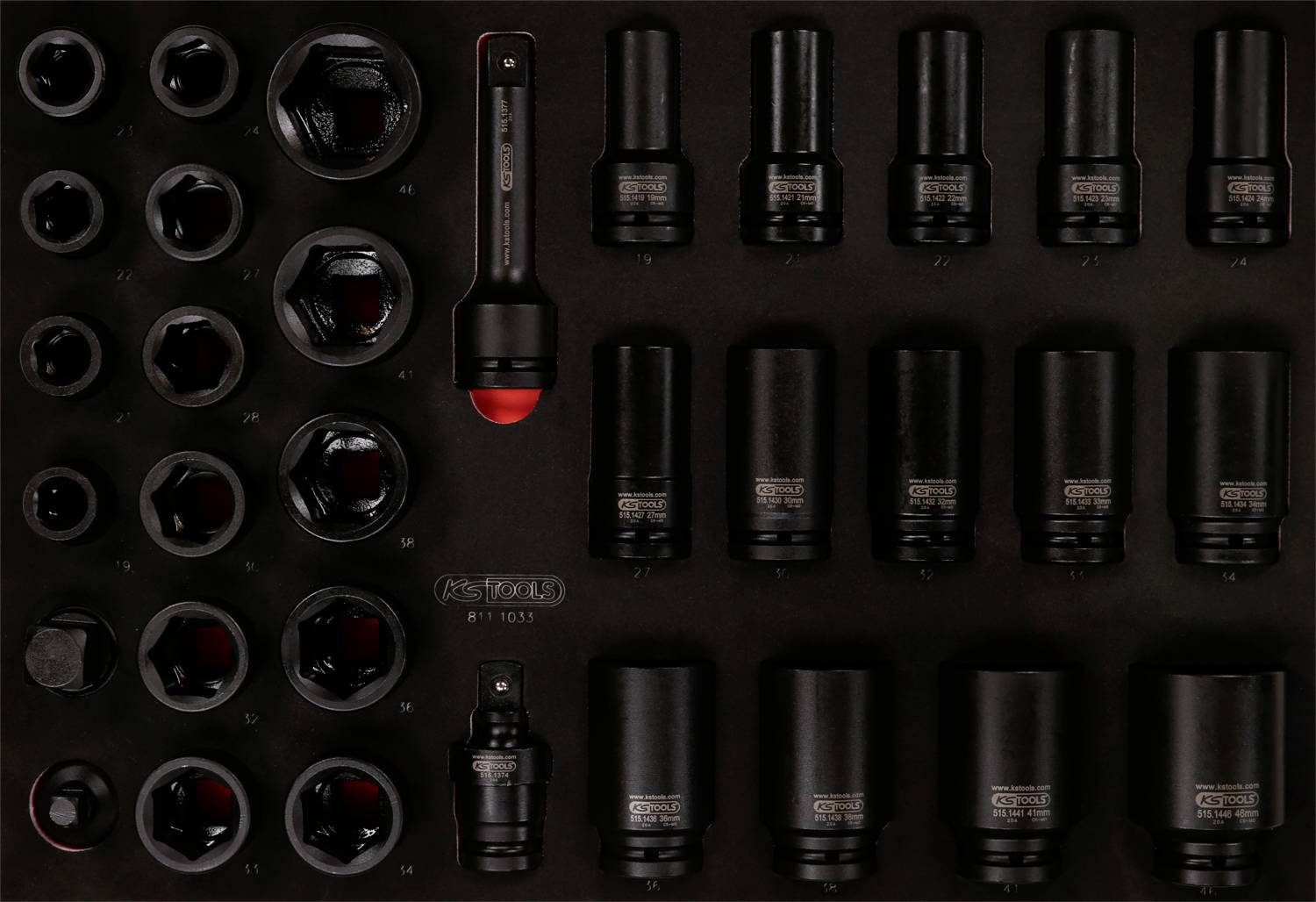 Set von 23 verschiedenen schwarzen Nüssen und Verlängerungen für mechanische Arbeiten, geordnet in einem Tragekoffer.