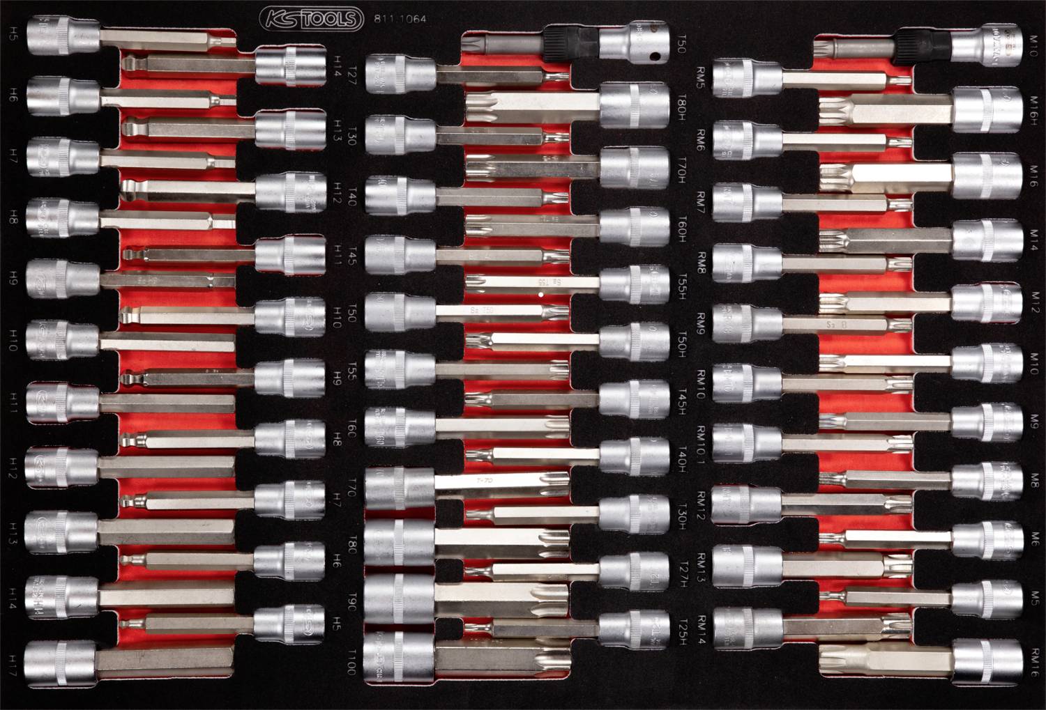 Satz mit verschiedenen Steckschlüsseln und Bits in einer Schaumstoffeinlage, ordentlich in Reihen angeordnet.