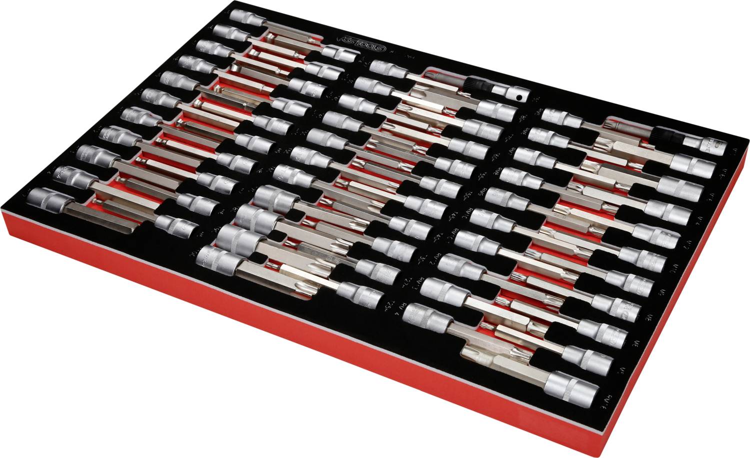 Verschiedene Stecknussaufsätze und Verlängerungen in einem Werkzeugset auf schwarzem und rotem Tablett sortiert.
