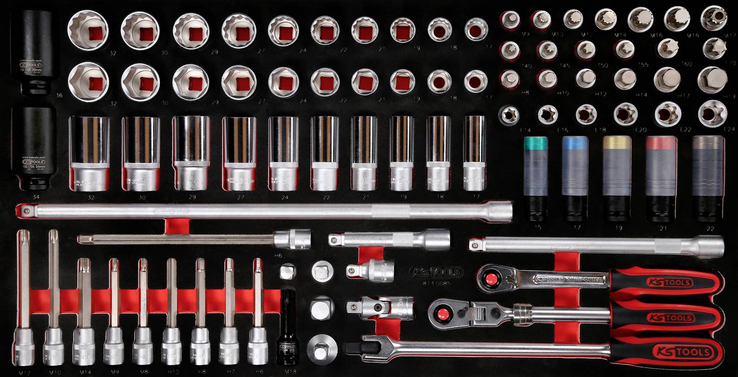 Ein Satz Steckschlüssel besteht aus verschiedenen Größen und Längen in einer geordneten Box, einschließlich eines Ratschenschlüssels.