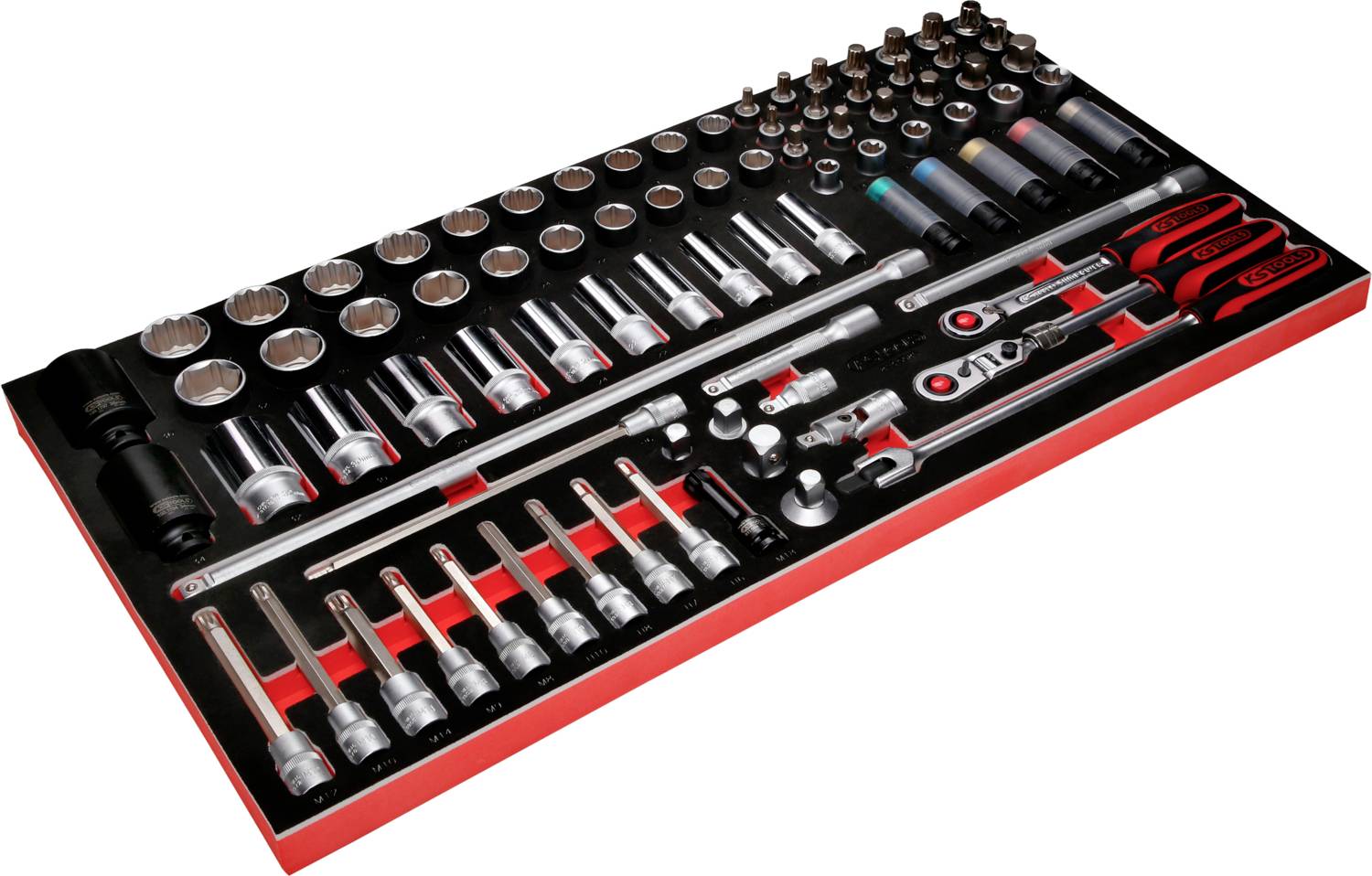 Ein Werkzeugsatz mit Steckschlüsseln, Schraubendrehern und Verlängerungen in einer roten und schwarzen Schaumstoffeinlage.