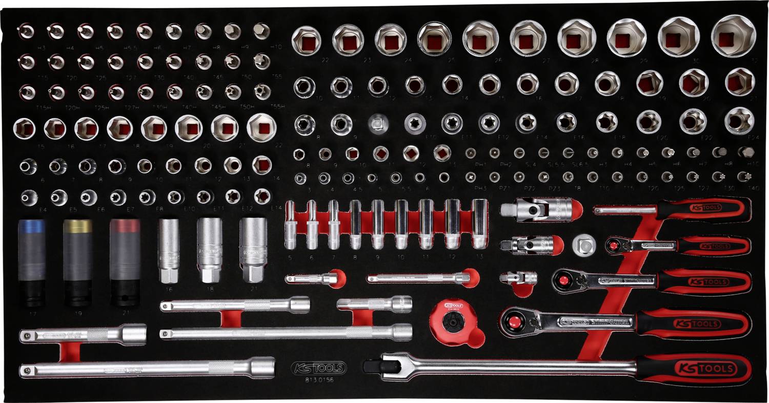 Steckschlüsselsatz mit verschieden großen Nüssen und Steckgriffen, geordnet in einem Werkzeugkasten. Ideal für mechanische Arbeiten.