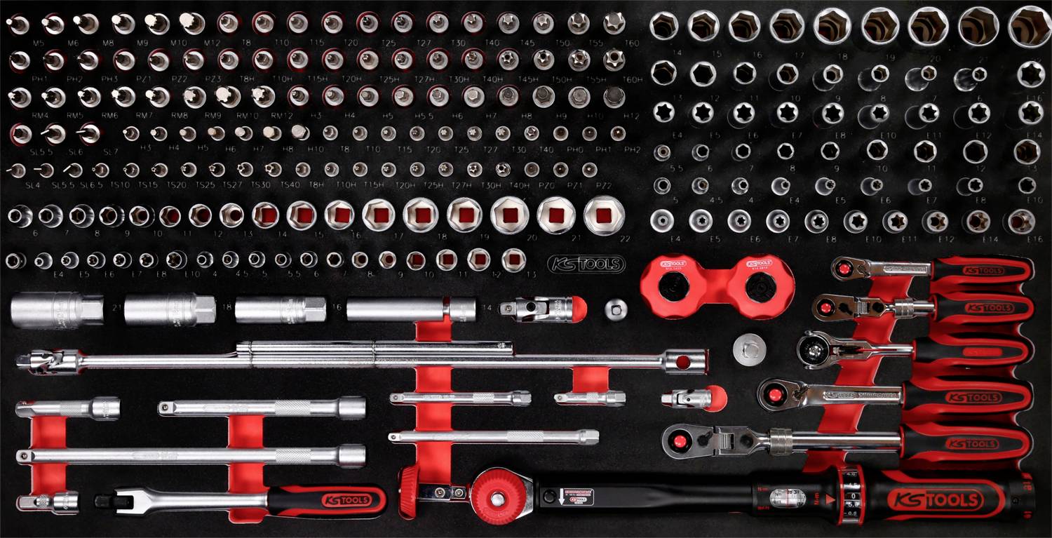 Ein vollständiger Werkzeugsatz mit Steckschlüsseln, Verlängerungsstangen und Schraubendrehern, ordentlich in einem Werkzeugkasten angeordnet.