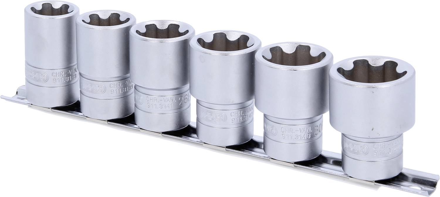 Sechs silberne Steckschlüssel auf einer Halterung, in zunehmender Größe von links nach rechts angeordnet.