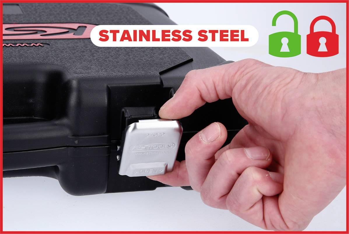 Ein Hand schließt ein Schloss an einem schwarzen Koffer mit der Aufschrift 'Stainless Steel'. Symbole für offen und geschlossen oben rechts.