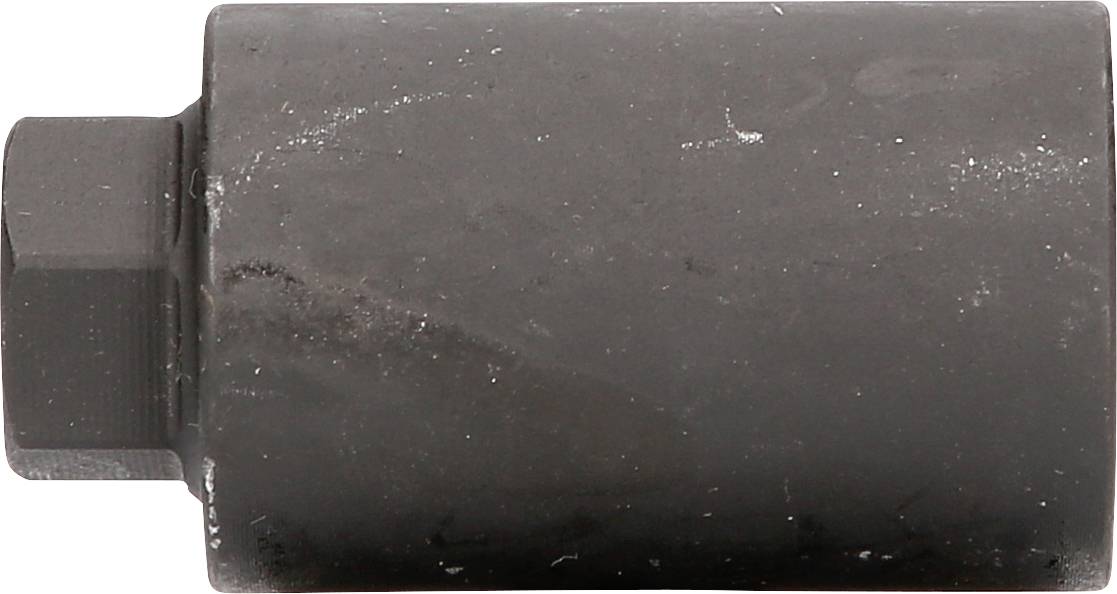 Eine schwarze, zylindrische Metallhülse mit einer sechseckigen Nut am Ende, wahrscheinlich ein Werkzeugaufsatz.