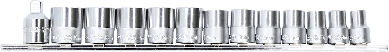 Ein Satz Steckschlüssel unterschiedlicher Größe auf einer Halterung, gleichmäßig angeordnet, alle in metallischer Silberoptik.